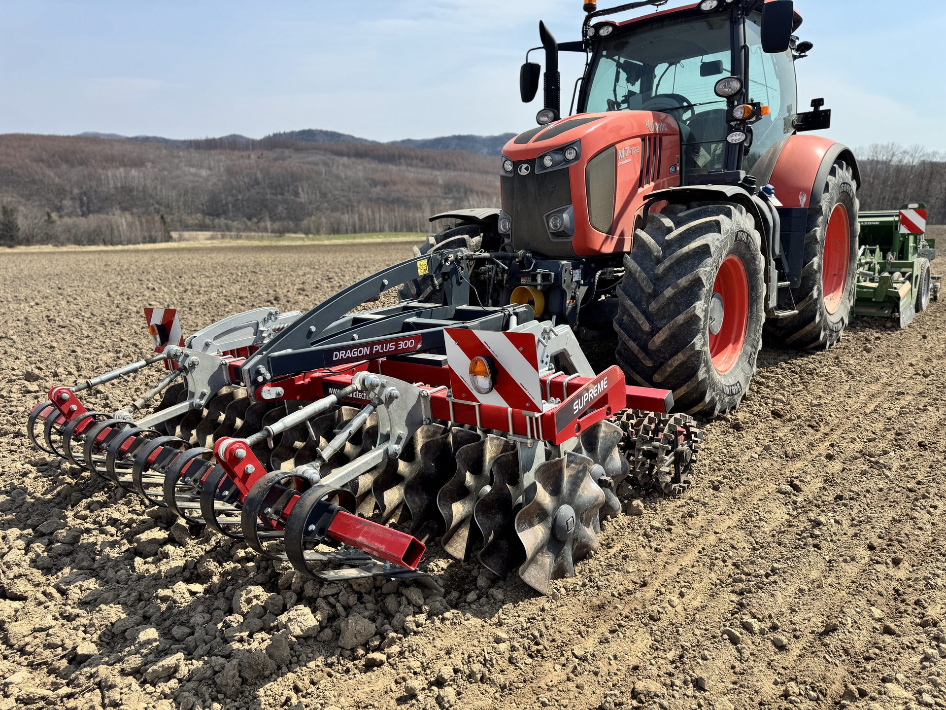 ドラゴンプラス300をトラクターに装着して春小麦を播種する様子