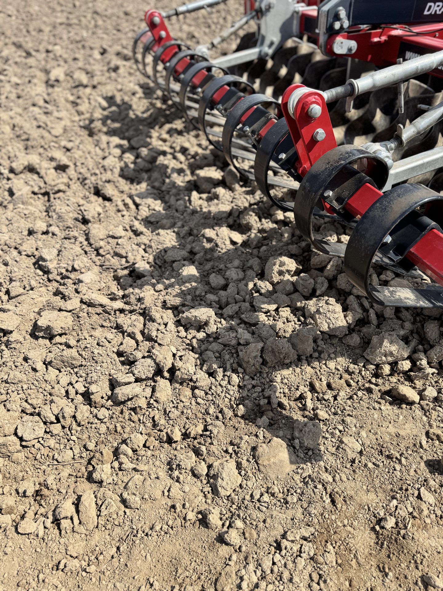 ドラゴンプラスの砕土ディスク。通過前後で土の状態が変わる