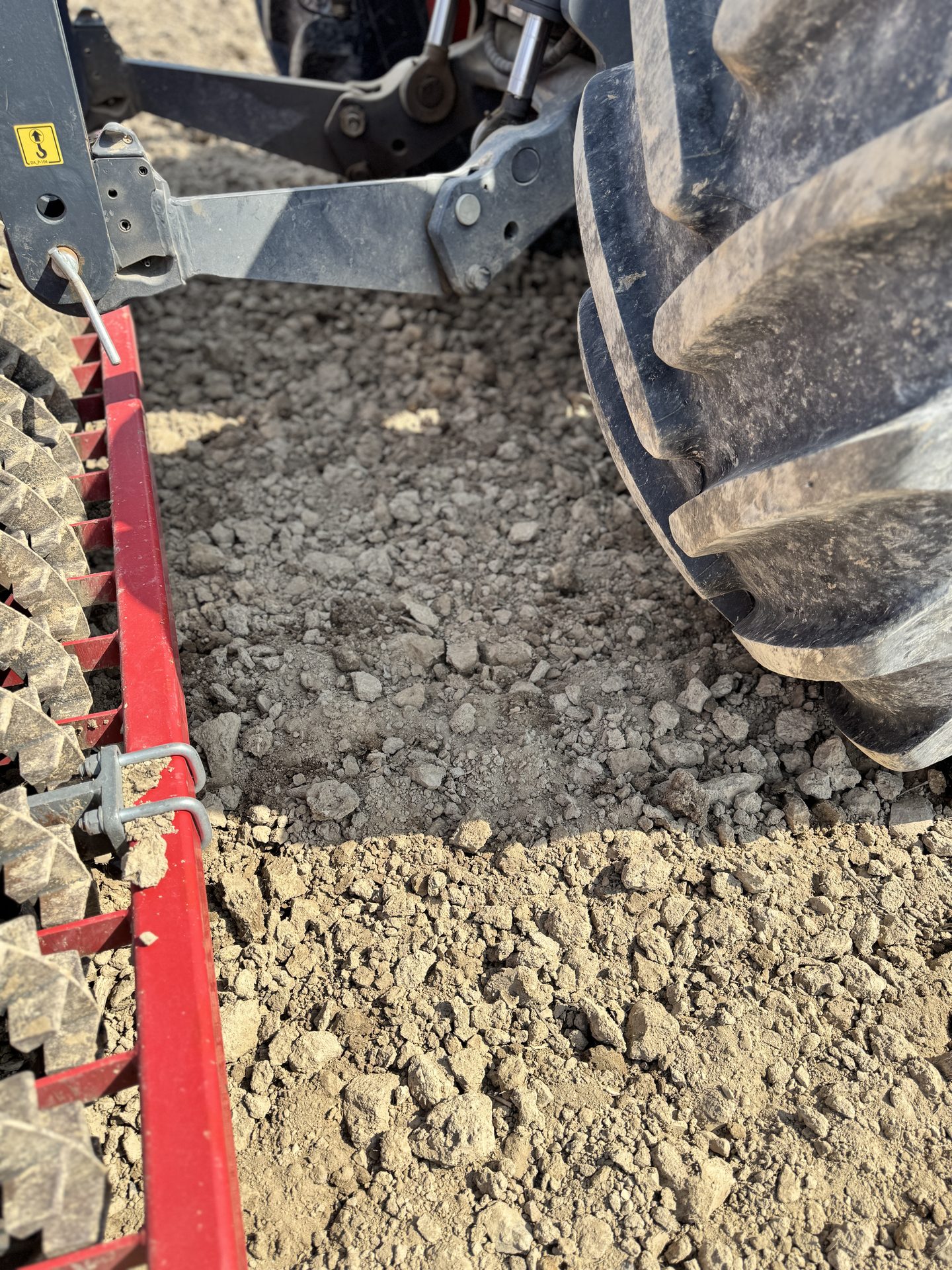 トラクター後方から見た砕土後の土の状態