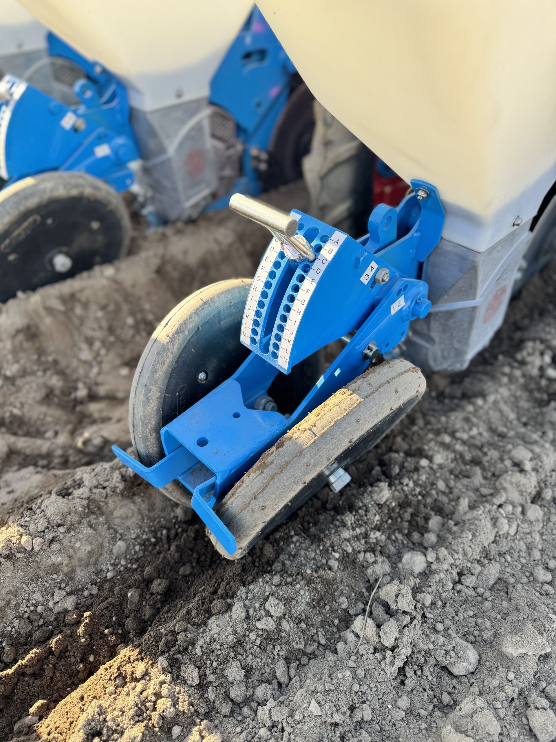 播種部が土に入る様子